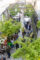 Ansicht von oben auf die Gartenwirtschaft im Innenhof.